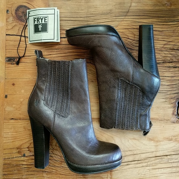Frye Shoes - 🎉HP 10/1🎉 Frye Donna Stacked-Heel Chelsea Boot